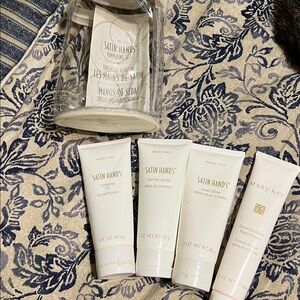 Mary Kay Satin Hands Pampering Set with Cream and White Tones